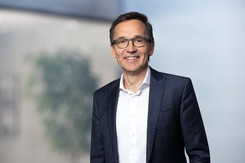 Romeo Deplazes übernimmt als CEO von Energie 360°. Mit der Wahl setzt das Unternehmen weiterhin konsequent auf die rasche Transformation hin zur erneuerbaren Energieversorgung in der ganzen Schweiz.