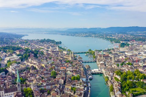 Luftaufnahme von Zürich und dem Zürichsee bei leicht bewölktem Himmel