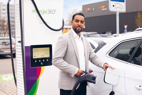 Mohamed Abdow lädt ein E-Auto von Energie 360°