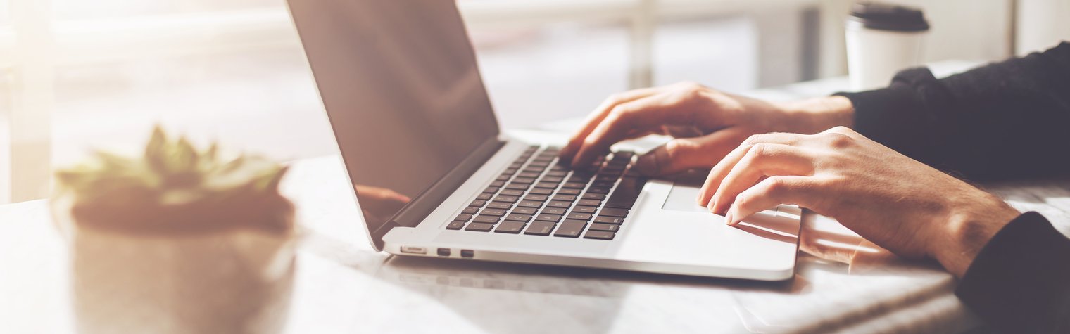 Person arbeitet an ihrem Laptop