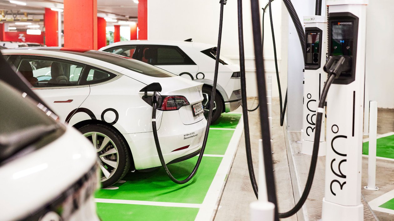 Bis zu sieben Elektroautos k&ouml;nnen im Zentrum Regensdorf gleichzeitig aufgeladen werden.