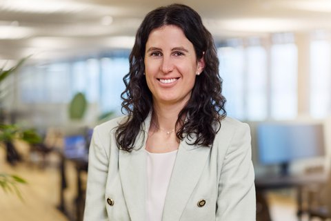 Vanessa Fasciati posiert im Bürogebäude von Energie 360° für ein Porträtbild.