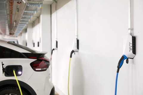 Infrastructure de recharge pour voitures électriques dans un parking couvert