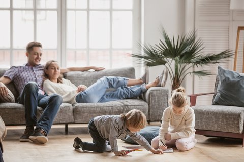 Eine Familie geniesst ihr warmes Wohnzimmer