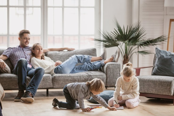 Eine Familie geniesst ihr warmes Wohnzimmer