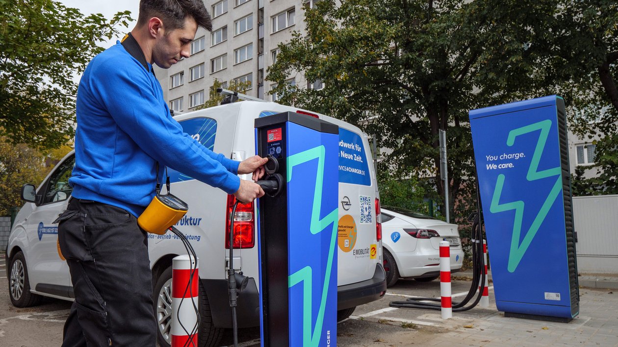 Monteure von Service for Charger kümmern sich um die Ladeinfrastruktur