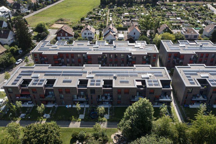 Eine moderne Siedlung mit Photovoltaik-Anlagen auf den Dächern