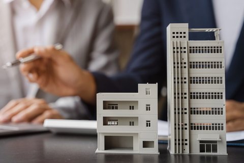 Modell von zwei Immobilien auf Bürotisch
