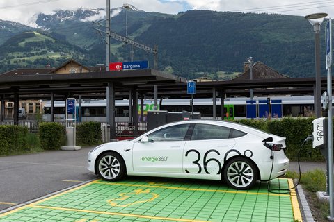 Elektroauto von Energie 360°  lädt Strom an der Ladestation vor dem Bahnhof Sargans