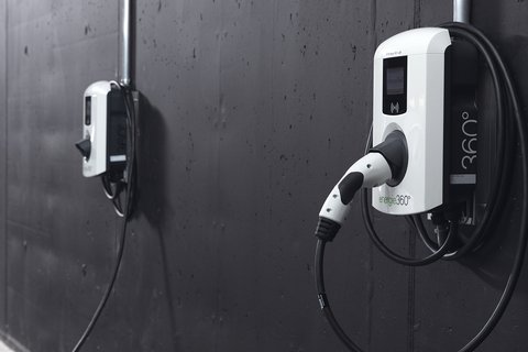 Lastmanagement ermöglicht das gleichzeitige Laden mehrerer Elektroautos.