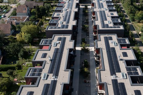 Le lotissement Stockacker à Reinach (BL) vu d’en haut. Des panneaux solaires sont installés sur les toits.