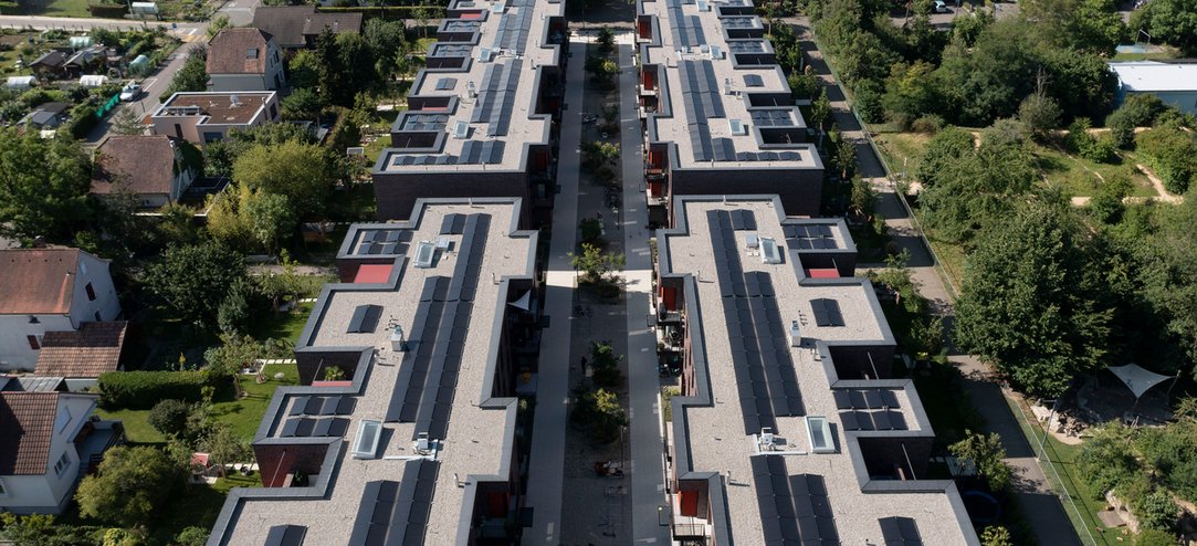 Le lotissement Stockacker à Reinach (BL) vu d’en haut. Des panneaux solaires sont installés sur les toits.