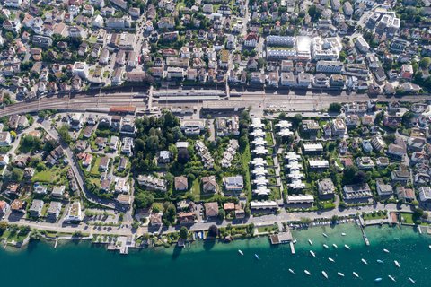 Vue aérienne du chantier de la fondation Dr. Ernst Th. Jucker le long de la Gotthardstrasse à Thalwil