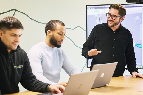Martin Seger mit Mitarbeitenden des Bereichs Netzdokumentation von Energie 360° in einer Besprechung.