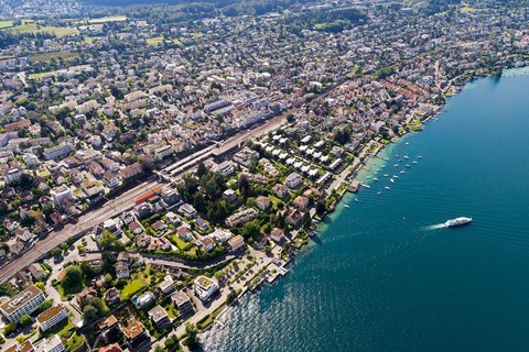 Photo de la rive du lac à Thalwil, où le réseau énergétique de Thalwil puise l’eau du lac à partir d’un système de captage