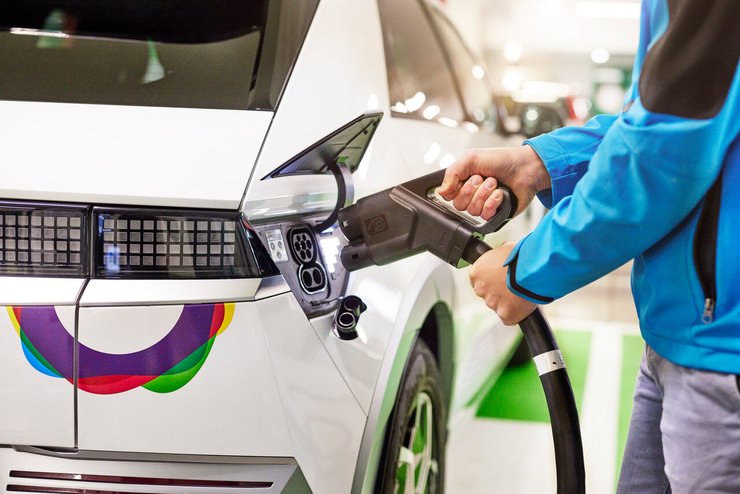 Gros plan sur une borne de recharge