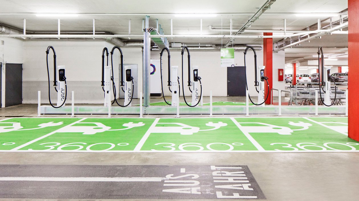 Die Schnellladestationen sind direkt am Eingang Parking Nord des Parkhauses platziert