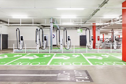 Die sieben Schnellladestationen von Energie 360° im Einkaufszentrum Regensdorf stehen direkt am Eingang Parking Nord