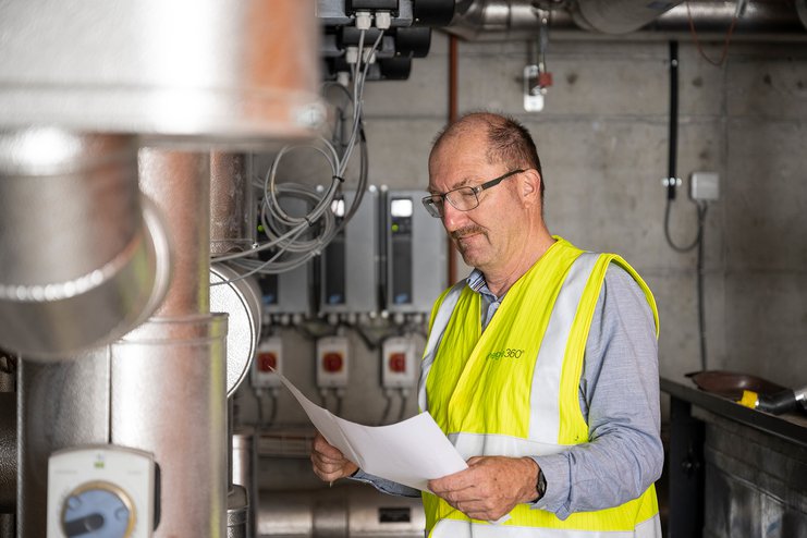 Thomas Varga, Projektleiter Energie 360°, mit gelber Sicherheitsweste im Keller einer Baustelle in Embrach