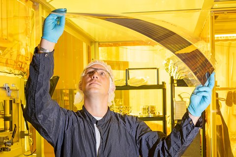 Photovoltaikfolien – kontrolliert von Enerthing-Mitarbeiter