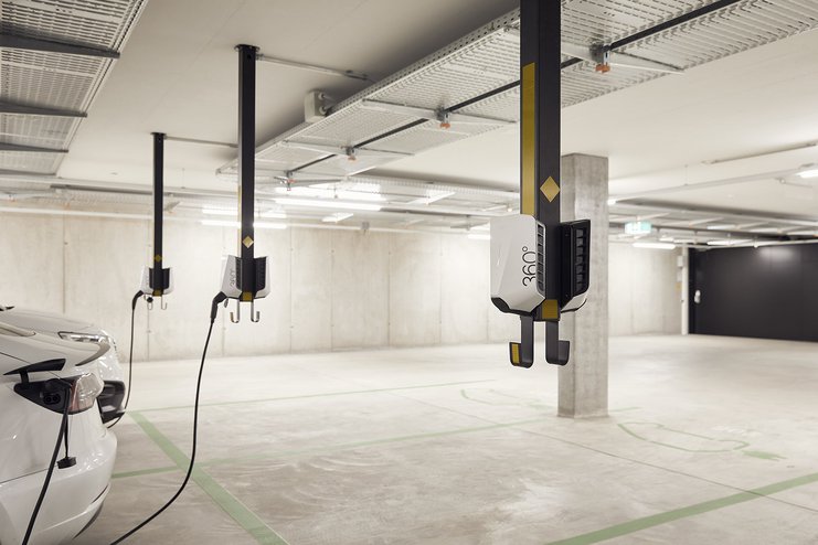 Blick in die Tiefgarage der Skan AG: die Ladeinfrastruktur von Energie 360° für die E-Flotte, Besucher*innen und Mitarbeitende