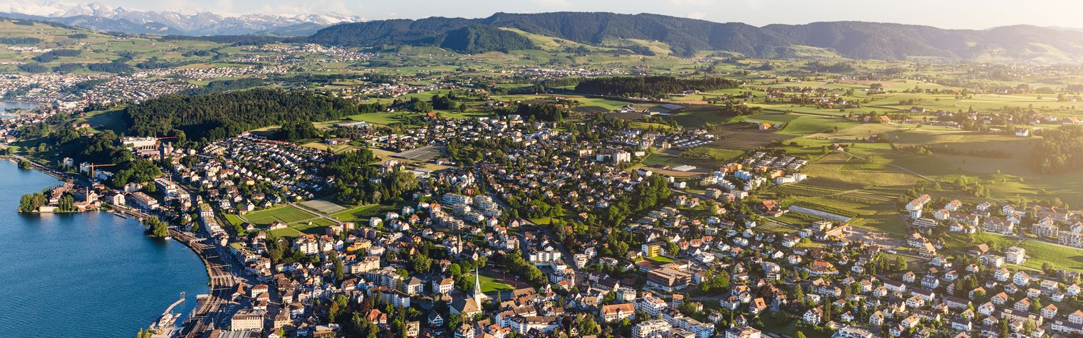 Begrünter Innenhof einer modernen Wohnüberbauung