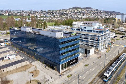 Der Hauptsitz von Energie 360° ist in den vergangenen zwei Jahren instandgesetzt und umgebaut worden. Die Photovoltaik-Fassade und deren brandschutztechnische Realisierung haben Pioniercharakter.