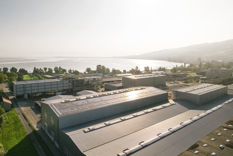 Die Solaranlage auf den Dächern der Gebäude der Stürm sfs in Goldach am Bodensee von oben