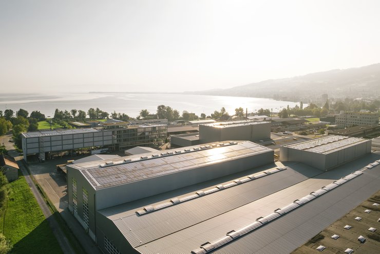 Die Solaranlage auf den Dächern der Gebäude der Stürm sfs in Goldach am Bodensee von oben