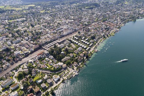 Luftbild von Thalwil mit Blick vom See ins Zentrum von Thalwil