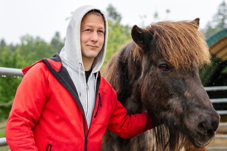 Mario Siegenthaler streichelt ein Pferd.