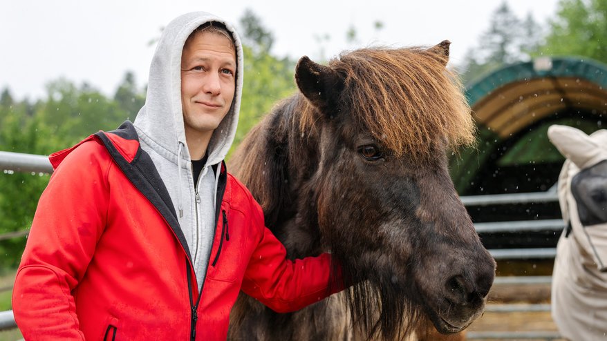 Mario Siegenthaler caresse un cheval.