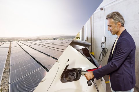 A gauche, une installation solaire sur un toit plat ; à droite, un homme avec un câble de recharge à côté d'une voiture électrique.