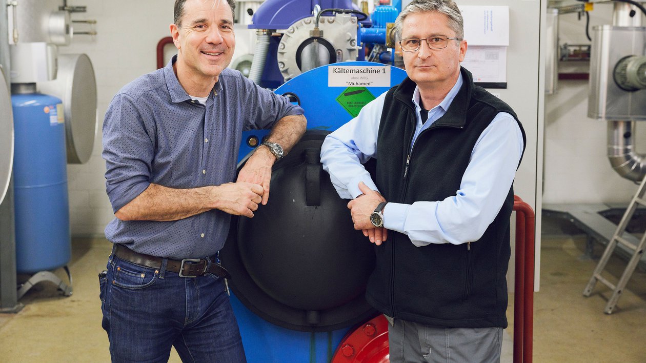 Jörg Saluz et Sinisa Skoric, chefs de secteur et de département Technique, Sécurité et Construction de la clinique Schulthess, devant la machine frigorifique