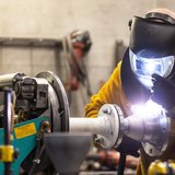 Werkstattarbeiter von Energie 360° beim Schweissen von Metallrohren