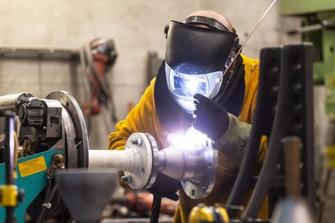 Werkstattarbeiter von Energie 360° beim Schweissen von Metallrohren