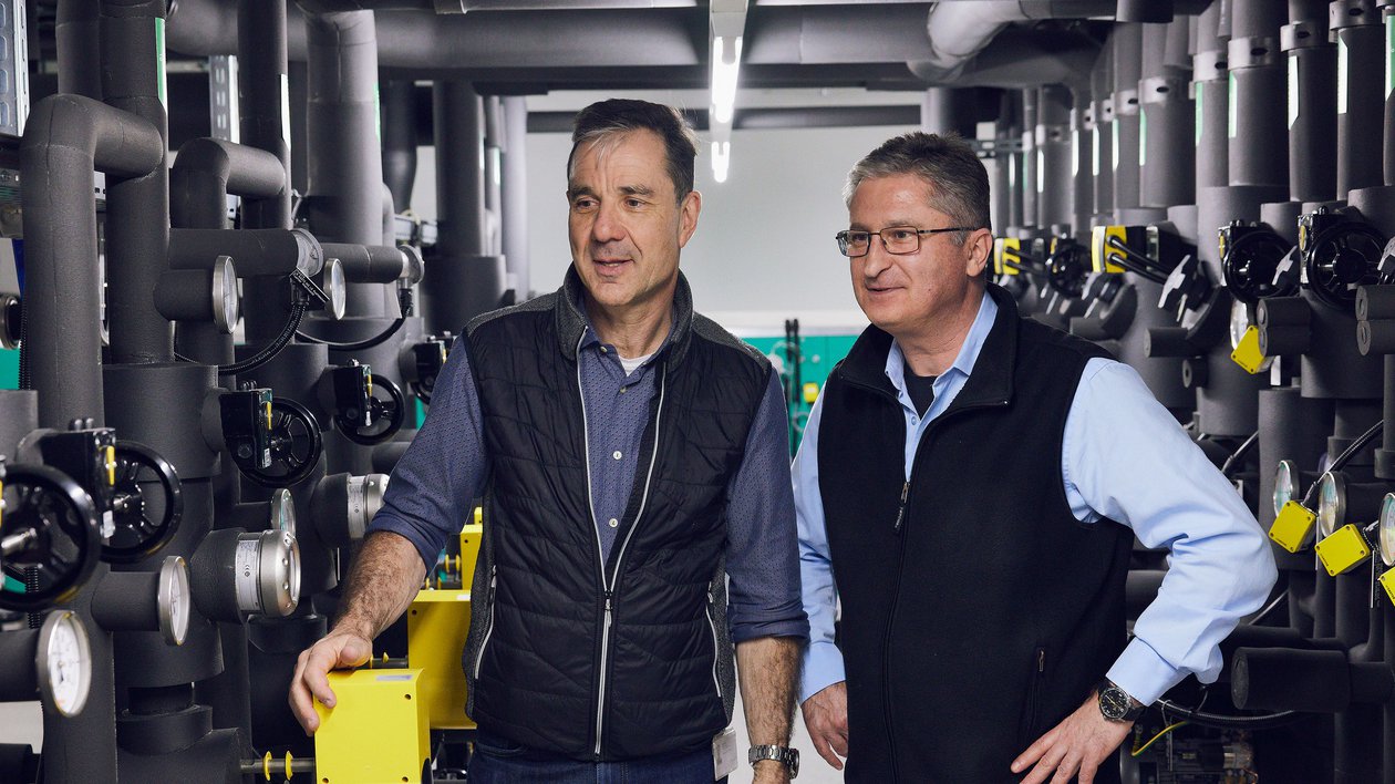 Jörg Saluz et Sinisa Skoric de la clinique Schulthess dans la nouvelle centrale de froid