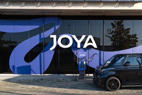 Joya Logo Ladestation und Elektroauto