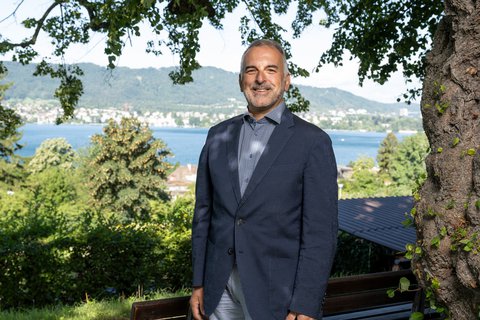 Heinz Vögeli, Leiter Immobilien der Schweizerische Epilepsie-Stiftung, unter dem Lindenbaum mit Ausblick auf den Zürichsee.