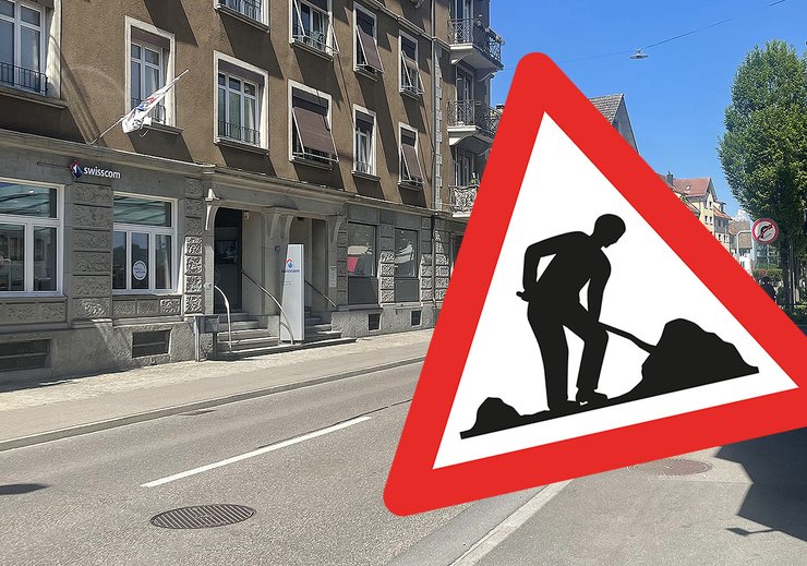 Seestrasse Wädenswil mit Häusern am linken Strassenrand und Baustellenwarnschild