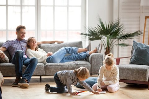 Une famille profite de la chaleur de son salon