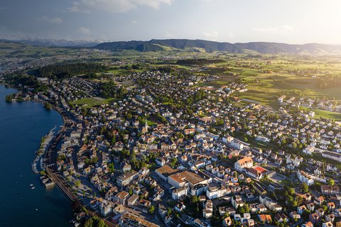 Luftaufnahme der Gemeinde Wädenswil, in welcher aus Seewasser gewonnene Energie Liegenschaften mit Wärme versorgt