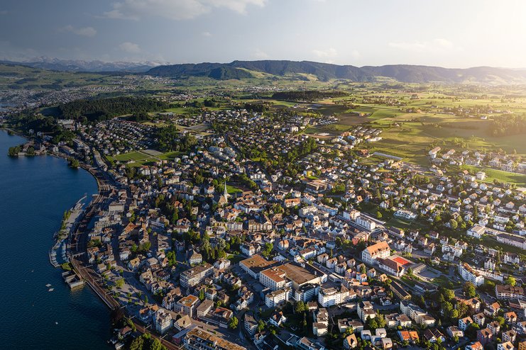 Luftaufnahme der Gemeinde Wädenswil, in welcher aus Seewasser gewonnene Energie Liegenschaften mit Wärme versorgt