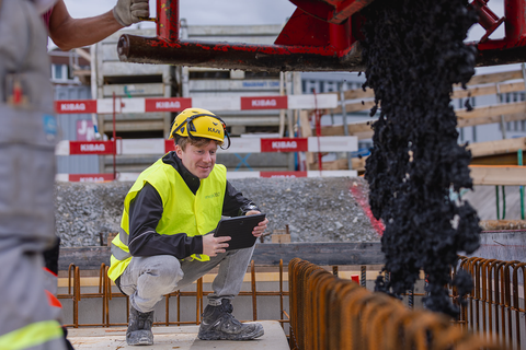 Projektleiter André Ress auf der Baustelle, wo Beton ausgegossen wird