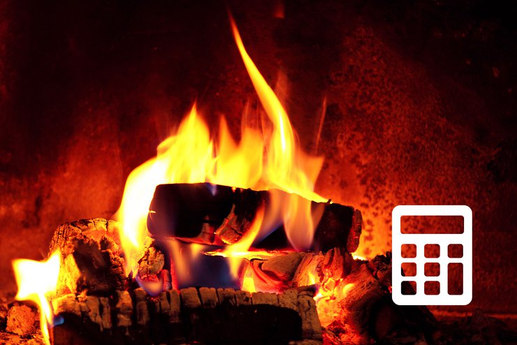 Cheminée mit brennendem Feuer, im Vordergrund ein Taschenrechnersymbol