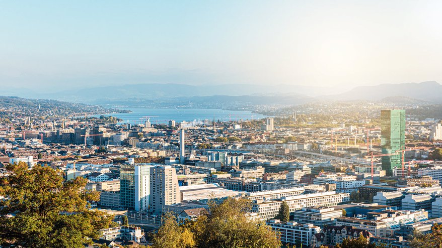Luftaufnahme von Zürich und dem Zürichsee bei Sonnenschein