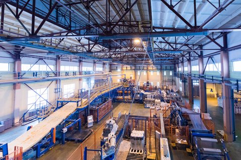Lager- oder Produktionshalle eines Industriebetriebs