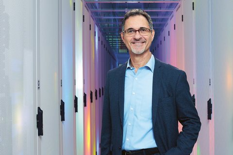 Sergio Milesi in einem Rechenzentrum von Green in Dielsdorf.