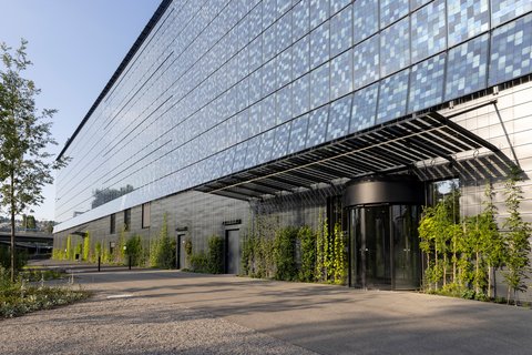 Siège d’Energie 360° avec des modules solaires sur le toit et la façade