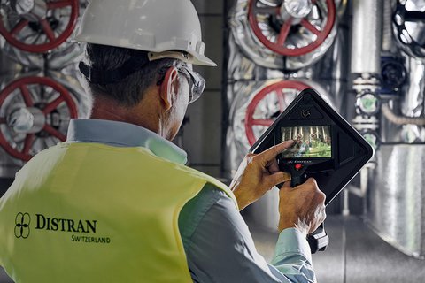 Mitarbeiter von Distran bedient Ultraschallkamera